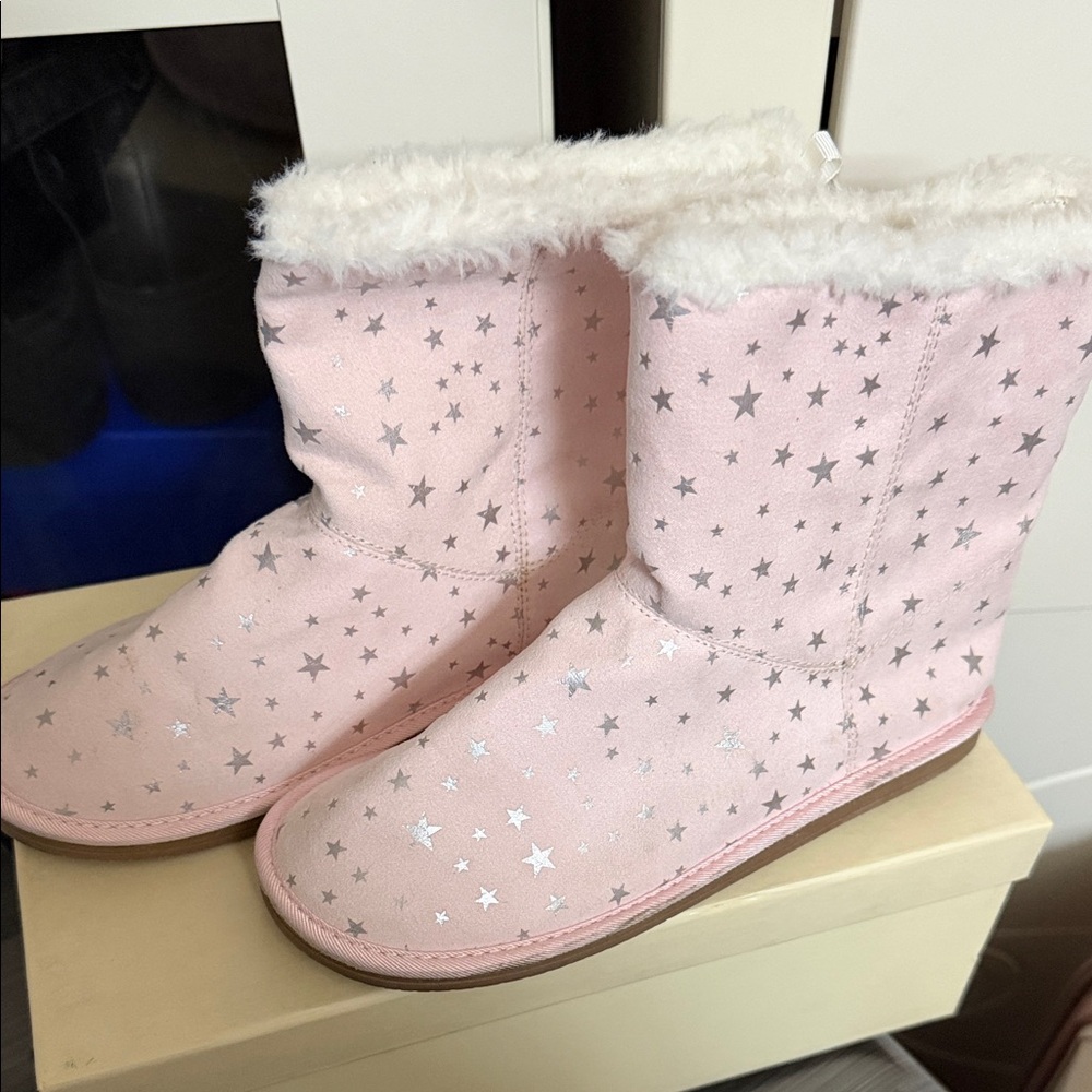 Pink Star Patterned Boots with Faux Fur Lining